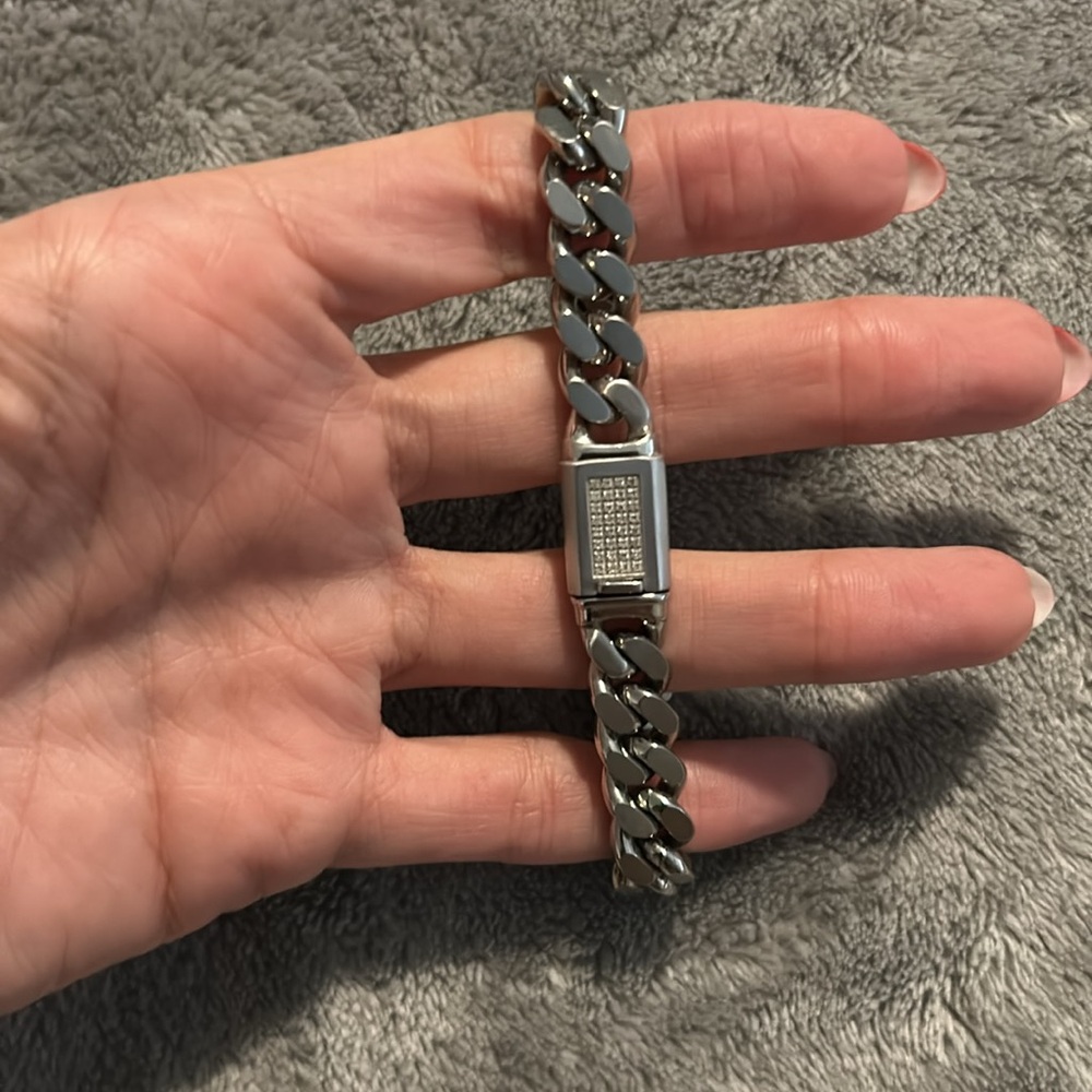 Unisex Bulova SS bracelet with Diamond clasp. - Picture 3 of 4